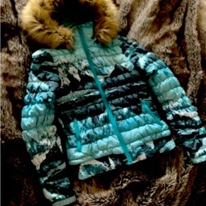 Merrell  Colorful Teal Scenery Women’s Small Puffer Jacket With Faux Fur Hood